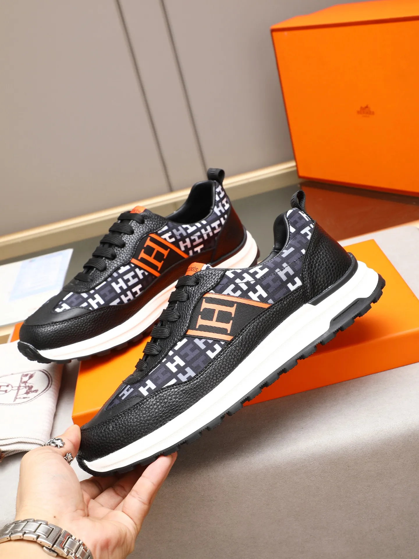 📛📛📛Men's shoes💰P400 (Hermes)🆕Men's color-blocked sneakers, with textured calfskin details. Spliced ​​with original cowhide, this shoe draws inspiration from the equestrian world, integrating technical details and practical functions. Breathable sheep lining, original combination outsole, high-end quality, and every detail is perfectly combined! Size: 38-44 (45 can be customized)